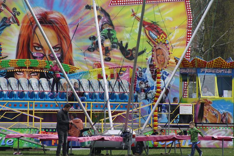 Lunapark u krnovských lázní nabízí zábavu dětem i dospělým. Současně ale výskot dětí a hlučné disko vadí bezdomovcům, kteří si tuto lokalitu oblíbili. 