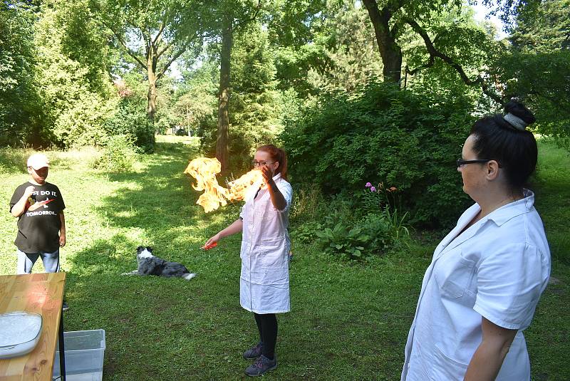 Zámecký park, Město Albrechtice 21. července: Kateřina Hrabalová o prázdninách nabízí dětem  zábavné pokusy a zážitky ze světa chemie a fyziky.