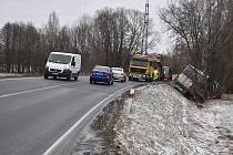 Noční sněžení zřejmě způsobilo havárii kamionu, který sjel ze silnice mezi Starým Městem a Bruntálem. 11. března 2023