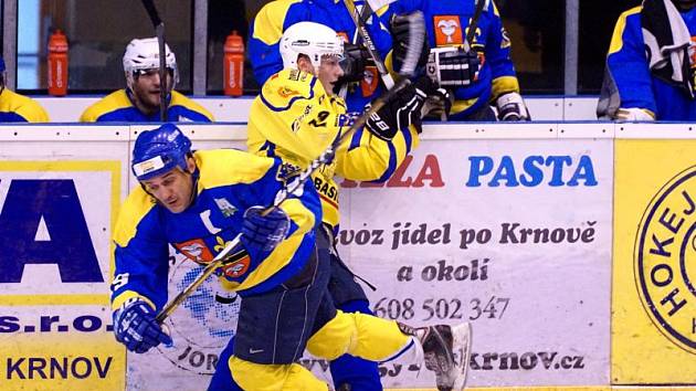 Krnovští hokejisté v nové sezoně nemají ještě ani bod, nezískali ho ani se Studénkou. Ve žlutém bojuje Tomáš Michálek.
