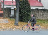 Starosta Radek Šimek na nepřehlédnutelném růžovém kole, které se stalo nejen oblíbeným dopravním prostředkem, ale i symbolem Úvalna a zkouškou poctivosti cyklistů.