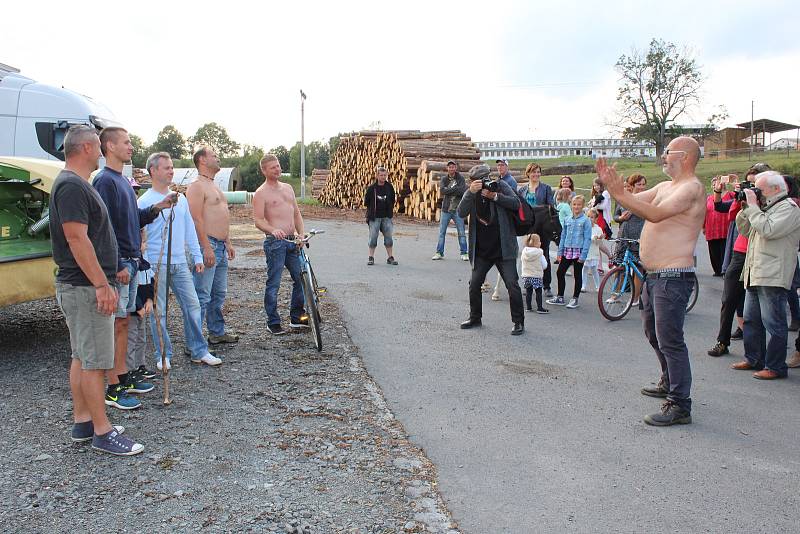 Lomnice se změnila ve výstavní síň pod širým nebem s fotografiemi Jindřicha Streita.