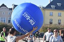 Bruntálským náměstím létal obří balon. Hráči z Česka, Portugalska, Španělska, Bulharska, Itálie a Polska místním ukázali, jak se hraje Kin ball.