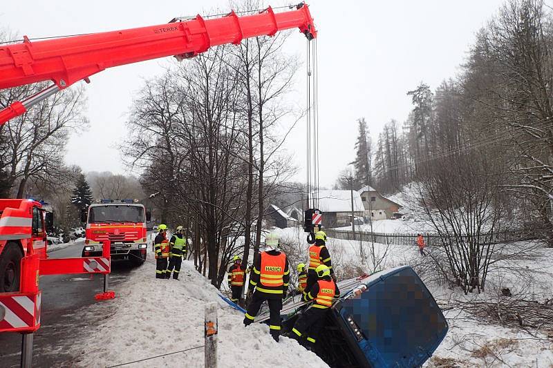 Tři jednotky hasičů zasahovaly v úterý ráno a dopoledne v Lomnici-Tylově u nehody dodávkového vozidla Mercedes Benz Sprinter, které skončilo v potoce, zaklíněné v dřevinách i dopravní značce.