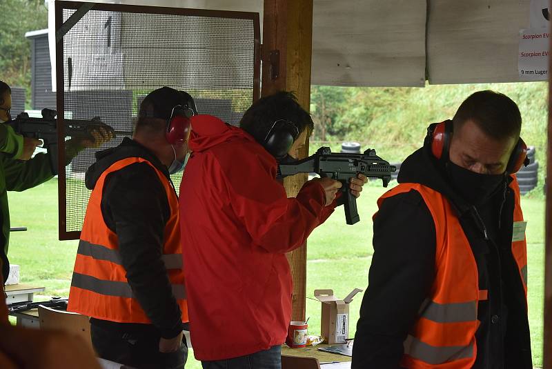 Česká zbrojovka si pro krnovskou střelnici tentokrát připravila kolekci třiceti sportovních, armádních, loveckých a osobních zbraní, jakou hned tak někde pohromadě neuvidíte.