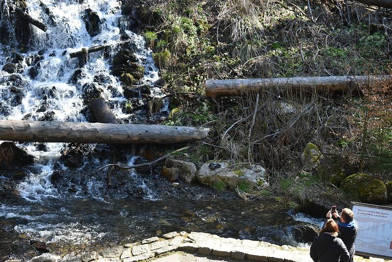 Nejdostupnější vodopád je v Karlově Studánce hned vedle parkoviště. Byl postaven koncem 19. století pro potěšení lázeňských hostů.