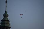 Motorový paragliding je adrenalinový sport,  který můžeme obdivovat také přímo z centra Krnova.