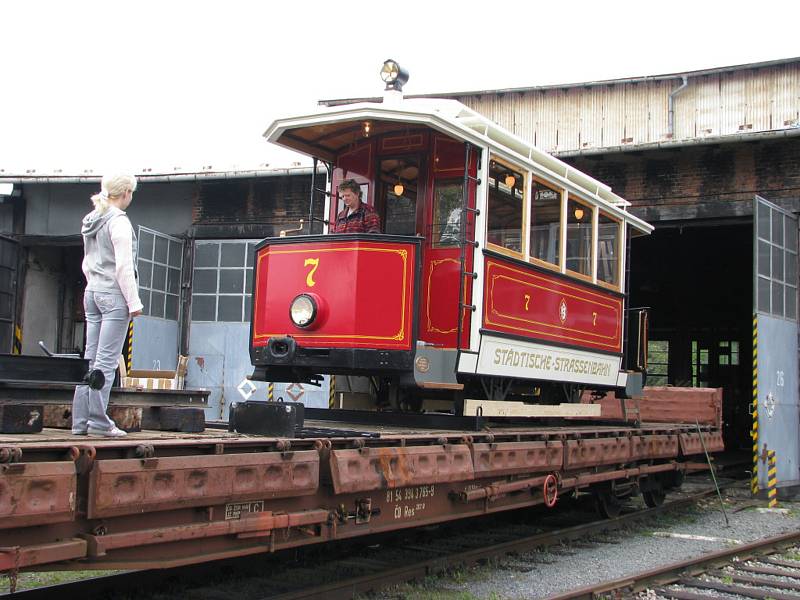 Replika sto let staré opavské tramvaje byla vyrobena v Krnově v roce 2008.