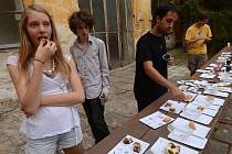 Porota na nádvoří rudoltického zámku poctivě ochutnávala všechny laskominy přihlášené do soutěže Rudoltický koláč.