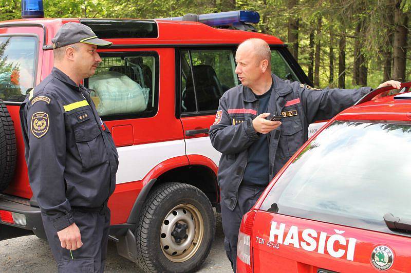 V plné výstroji, za třicetistupňových teplot hasit plameny polykající lesní porost v nepřístupném terénu Jeseníků není ani pro zkušené hasiče žádná slast.