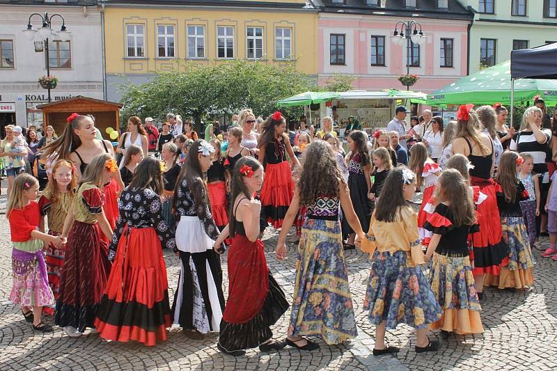 Charakteristickým symbolem Vodnického splavu je možné směle nazývat dívenku, která obsadila při dostaveníčku v Bruntále vrcholek vodního prvku na Zámeckém náměstí. Od zámku prošel rozezpívaný průvod ve čtvrtek odpoledne na náměstí Míru.