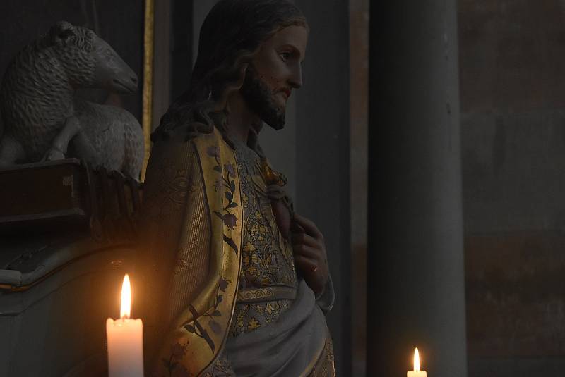 Farář Pavel Zachrla pojal liturgický obřad žehnání vody, kadidla a křídy velmi didakticky.