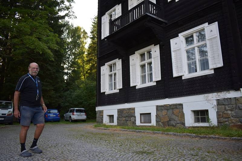 Herec Pavel Nový se v roce 2019 vrátil do Karlovy Studánky, aby vzpomínal na natáčení v zimě 1982. Dokonce ukázal slavný balkon, ze kterého skočil jako filmový tatínek Pepa. Obešel se bez kaskadéra.