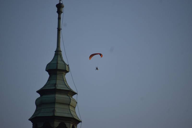 Motorový paragliding je adrenalinový sport,  který můžeme obdivovat také přímo z centra Krnova.