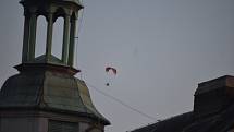 Motorový paragliding je adrenalinový sport,  který můžeme obdivovat také přímo z centra Krnova.