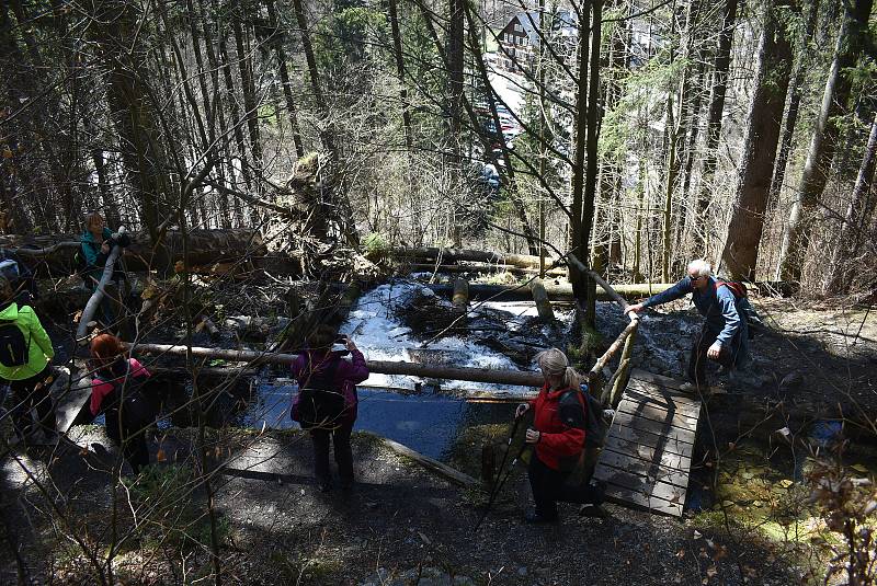 Udělejte si někdy výlet kolem náhonu, který přivádí vodu pro umělý vodopád v Karlově Studánce.