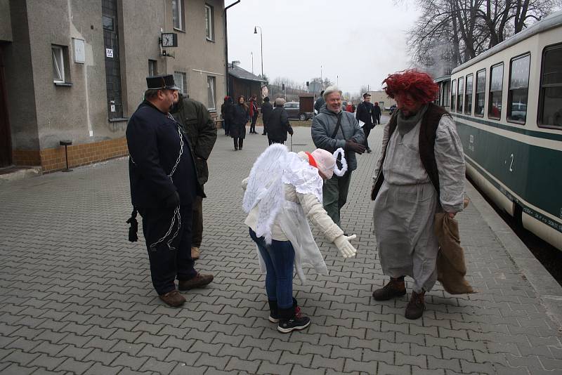 Mikulášská jízda parním vlakem po osoblažské úzkokolejce je plná čertů. Mikuláš se svými anděly jsou v menšině.