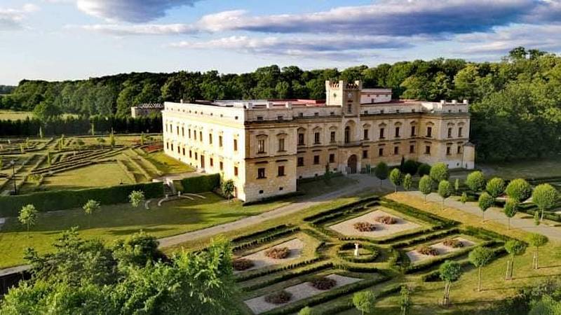 Zámek Slezské Rudoltice je fotogenické místo. To už dávno zjistil Zdeněk Caisberger, který jako pilot dronu zaznamenává krásy zámku ze všech stran.