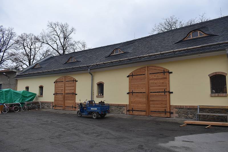 Úvalno má vedle Rychty také rychtářovu Stodolu. Obvykle slouží jako recyklační dvůr, ale může se snadno změnit v kulturní centrum.