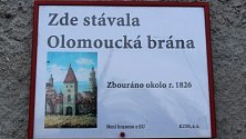 Bruntálské středověké městské brány připomínají informační cedule. Vyobrazení Olomoucké brány se našlo až v muzeu německém Meningenu. Foto: 