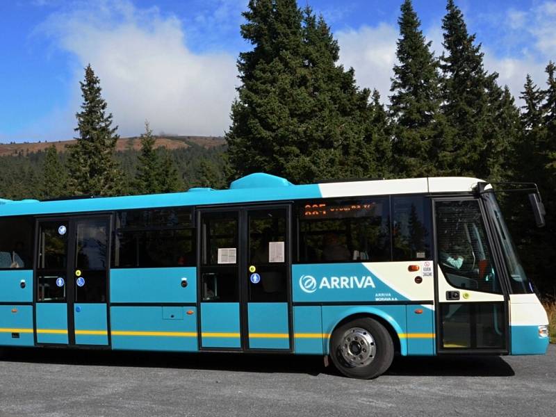 Částečně nízkopodlažní elektrobus při cestě na Praděd. . 