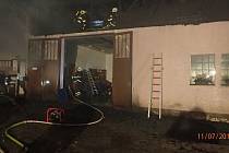 Pět jednotek hasičů bylo v úterý večer povoláno k ohlášenému požáru hospodářské budovy v Břidličné.