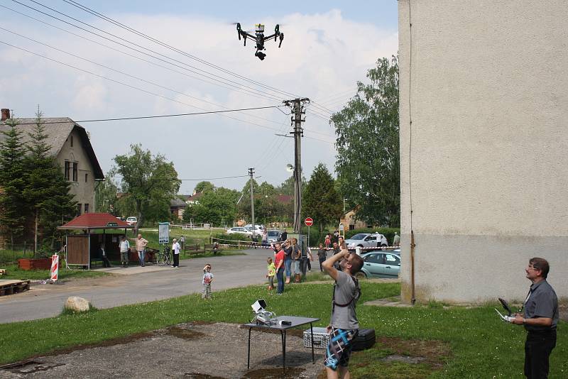 Kostel v Hlince od soboty 12. května už má stejnou báň, jaká tu bývala před válkou. Sundávání jehlanu a zvedání báně byly atrakce, které si nikdo nechtěl nechat ujít.