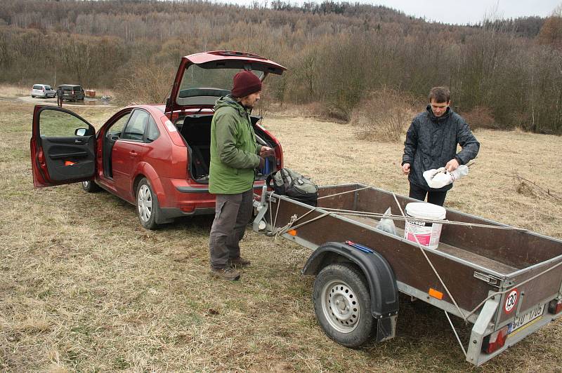 Znalec starých odrůd Radim Lokoč byl díky pomocníkům s roubováním brzy hotový.