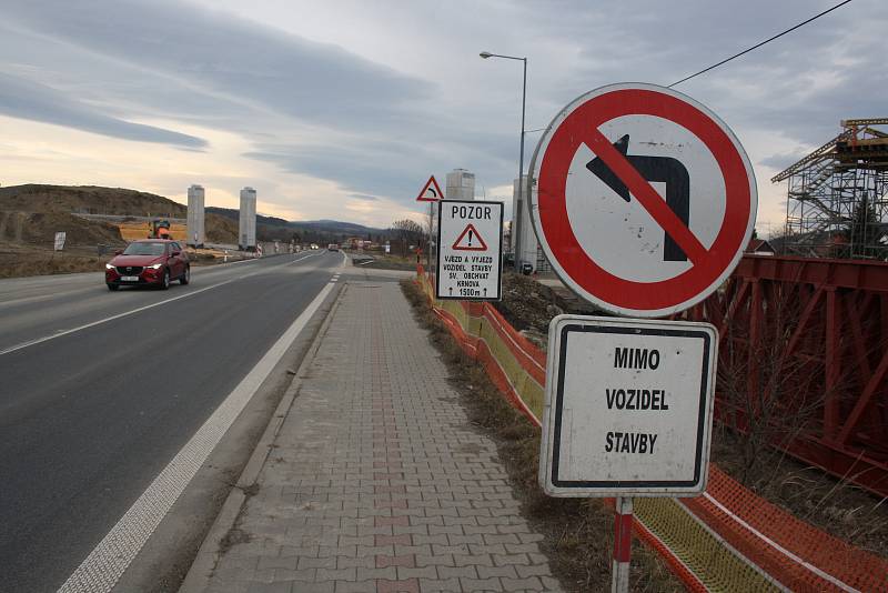 Na stavbě obchvatu Krnova v těchto dnech bude rušno ve dne i v noci.  V Chomýži začalo velké betonování estakády, které se z technologických důvodů nesmí přerušit.