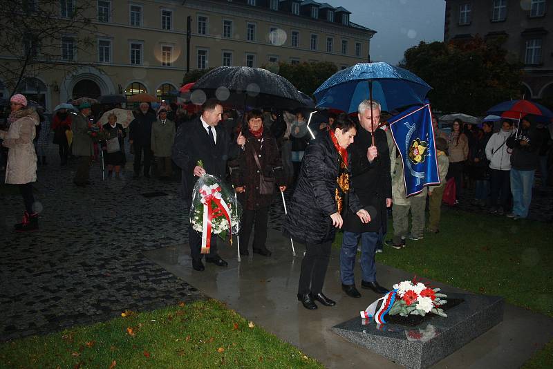 Státní svátek 28. října a sto let Československa si Krnované připomenuli navzdory deštivému a chladnému počasí u památníku před gymnáziem.
