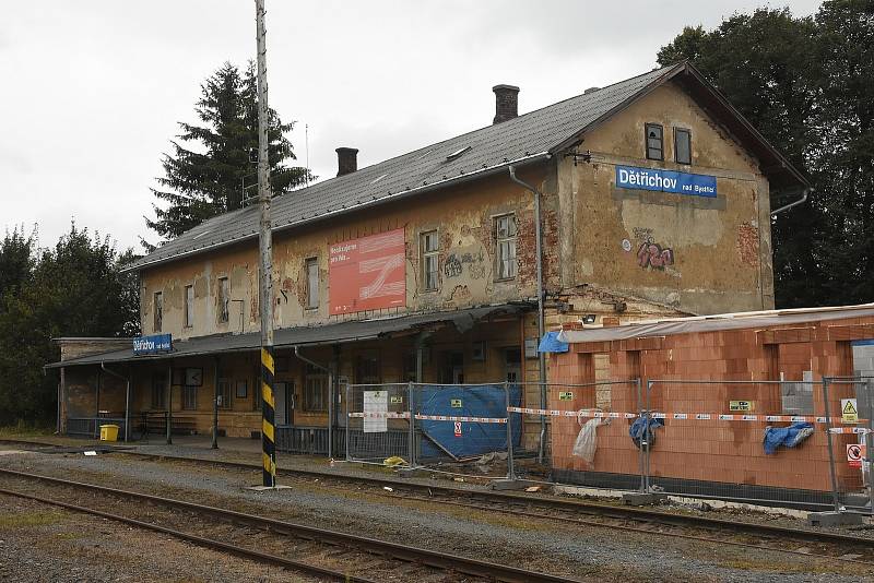 Nádraží v Dětřichově nad Bystřicí čeká  demolice za 6,2 milionu korun. Stát odmítl žádost Hnutí Duha Jeseníky, aby nádraží daroval tomuto spolku.