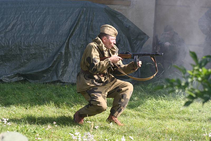 Úzkokolejka Osoblažka se vrátila do března 1945 díky fanouškům vojenské historie. Ti názorně předvedli cestujícím, co se zde mohlo odehrávat v posledních dnech války.