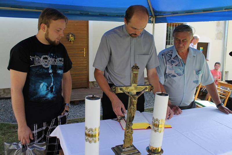 Křížovou cestou proudili na svátek svaté Anny ke stejnojmennému kostelu na Annabergu nad Andělskou Horou poutníci, aby si vyslechli mši svatou duchovního správce Marka Žukowského. 