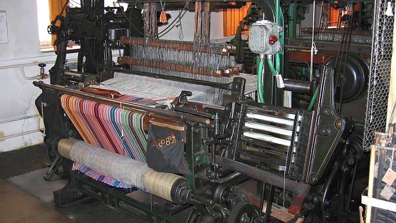 Karnola má ve své vzorkovně rozsáhlý archiv látek, které se v Krnově vyráběly po celé minulé století. Skrývá také tkalcovské stroje, na kterých byly vyvíjeny nové vzory.