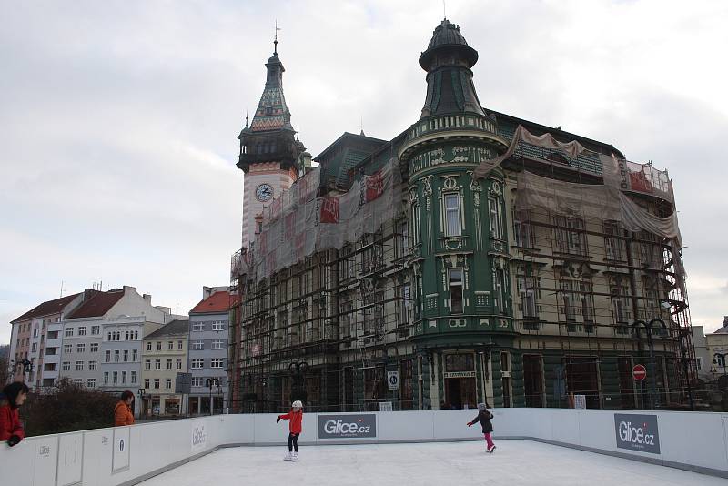 Chcete si vyzkoušet syntetický led, který nestudí? Na krnovském náměstí je kluziště zdarma.