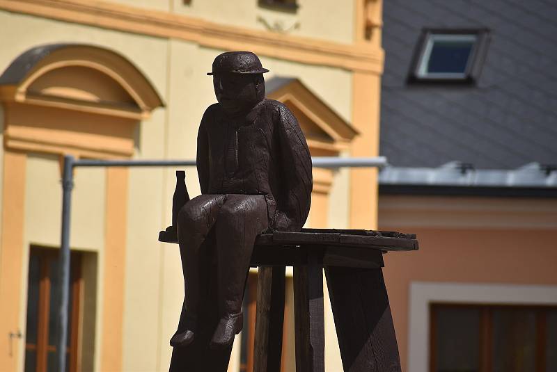 „Jiří Houska medituje na horské louce“ je název sochy, kterou výtvarník  Martin Matela udělal z obyčejného kruhového objezdu vyhlášenou atrakci Vrbna pod Pradědem.