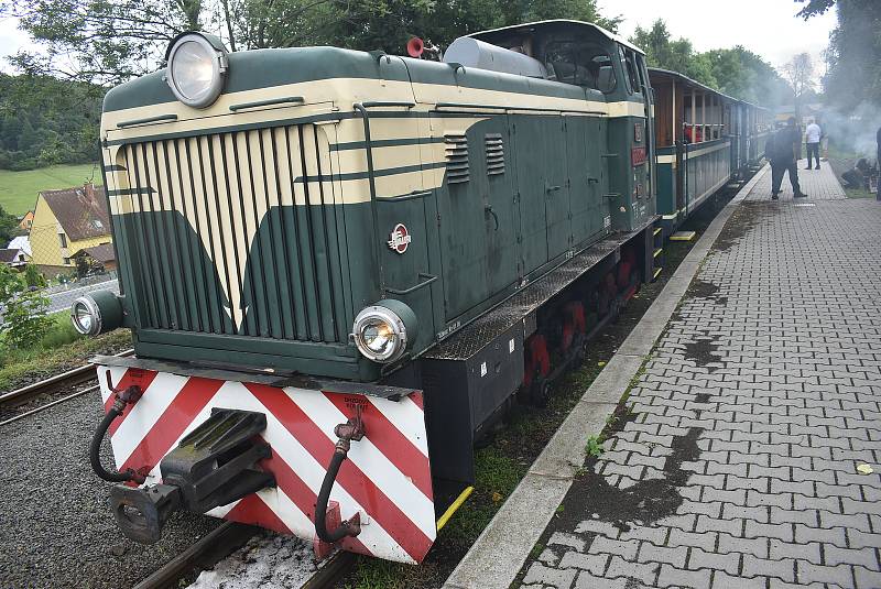 Fanoušci vláčků postavili na nádraží v Třemešné Sičovu drobnou železnici hned vedle úzkokolejky Osoblažky.
