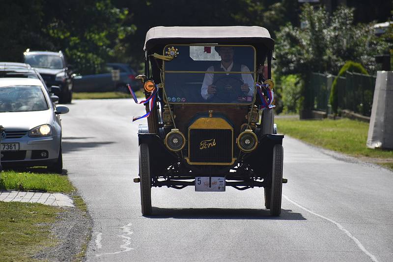 Účastníci jízdy veteránů Trofeo Niké obdivovali kuriozitu Razové: letiště a přístaviště v jednom.