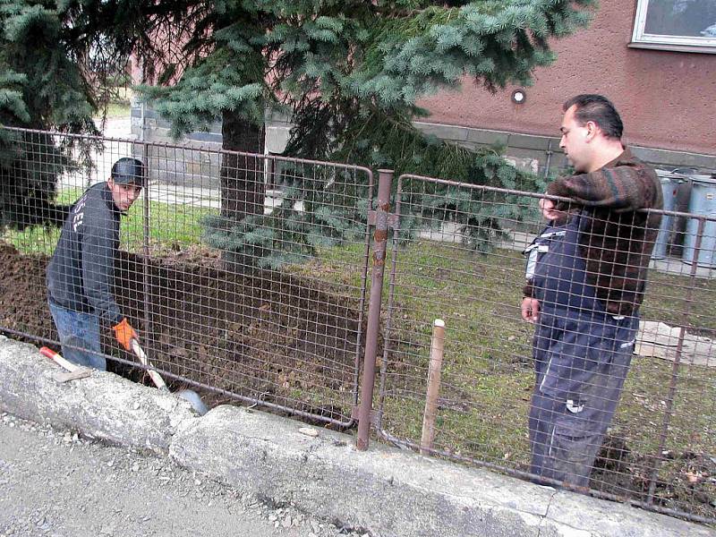 Práce probíhají ve Staré Vsi u Rýmařova i na autobusové zastávce u obecného úřadu.