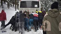 Cesta z Hvězdy na Ovčárnu neproběhla podle plánu. První kyvadlový autobus uvízl v hlubokém sněhu a uvěznil dva další, které jely za ním. 5. února 2023
