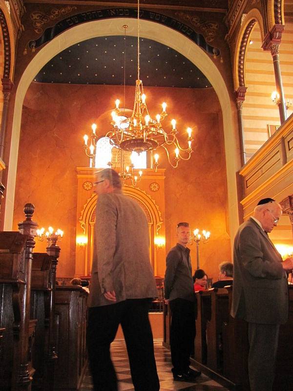 Veřejnost si poprvé mohla prohlédnout zrekonstruovanou krnovskou synagogu v červnu 2014. Její rekonstrukce trvala čtyři roky. Na slavnostní otevření tehdy přišli také předváleční krnovští rodáci.
