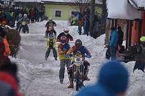 Horní Město u Rýmařova je v Jeseníkách hlavním centrem motoskijöringu. Je to podívaná, když se motorkáři s lyžaři řítí ulicemi, závody se konaly 5. února 2022.
