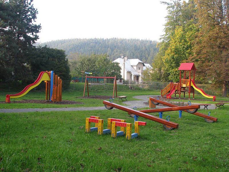 Obec Hošťálkovy vybudovala pro děti nové hřistě.