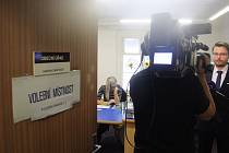 Karlova Studánka se těšila pozornosti médií při komunálních volbách 2010, 2014 i letos. Česká televize v pátek i v sobotu v živých vstupech informovala diváky, jak to vypadá s vyškrtnutými voliči, kteří mají trvalé bydliště hlášeno v hotelu Džbán.