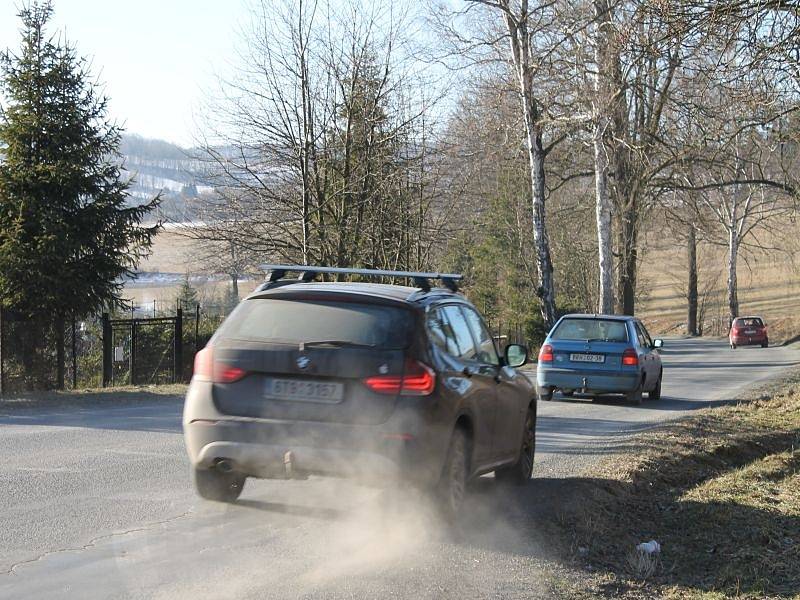 Frekventovanou silnici z Bruntálu do Meziny začnou rekonstruovat až v srpnu, práce potrvají celý rok.