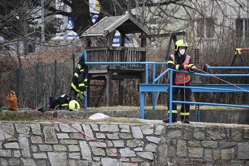 V centru Krnova se hasiči a policisté prali s autem, které si plulo prostředkem řeky Opavy.