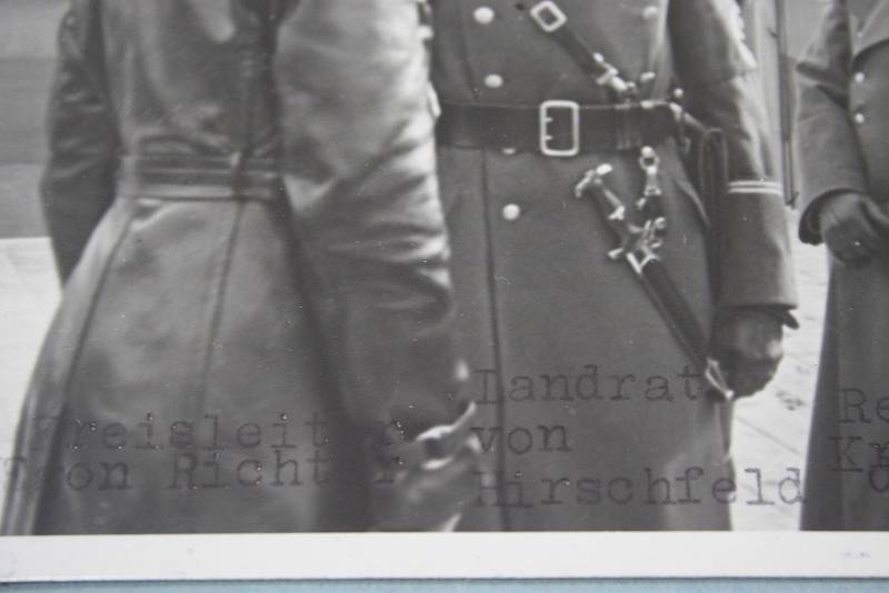 Fotografie pořízená v Moravském Berouně před osmdesáti lety. Muž označený jako „landrat von Hirschfeld“ v říjnu 1939 v opilosti nařídil postřílet 56 vězňů v polské Inowrocławi.