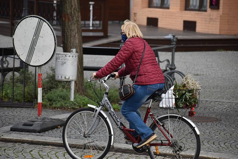 Krnované 21. října 2020 poctivě nasadili roušky a respirátory. Stávají se běžnou součástí výbavy také u cyklistů.