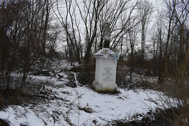 Tábořiště polských vojáků před pelhřimovskou kapličkou označuje tajemná tvář vyřezaná do stromu.