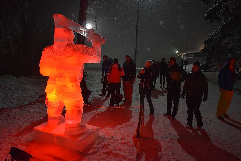 Skiareál Kopřivná v pátek večer zažil poslední jízdu nejmodernější vyhřívané lanovky. Od soboty všechny lanovky definitivně zastavilo vládní nařízení.